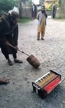 Talibã destrói instrumentos musicais na província de Herat