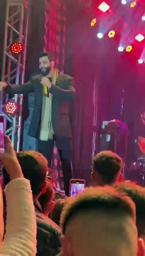 Gusttavo Lima é atingido no rosto por chapéu em show em SC