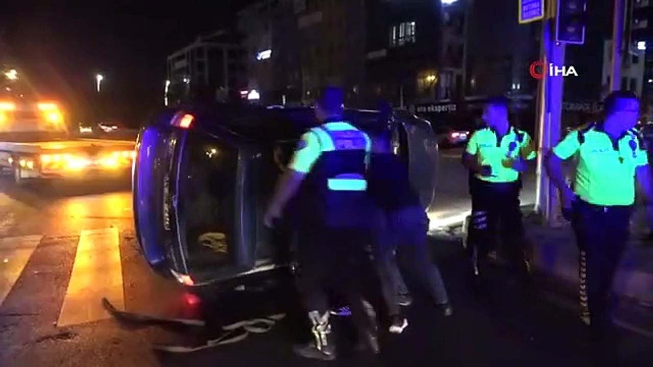 La jeep conduite par le conducteur ivre a percuté le poteau de signalisation et s'est couchée sur le côté comme ceci