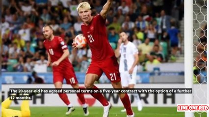 Rasmus Hojlund arrives in Manchester to complete Man Utd transfer