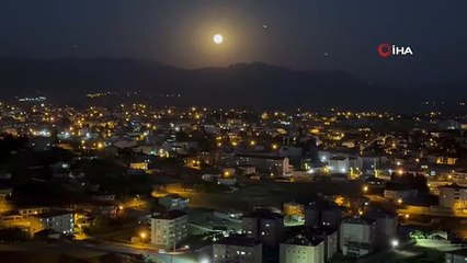 La vue de la pleine lune à Yüksekova a enchanté ceux qui l'ont vue
