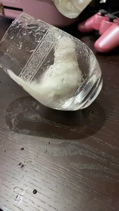 Oiseau prend un bain dans un verre