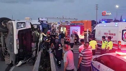 Devrilen boru yüklü tırın içinden bira kutuları çıktı: 2 yaralı