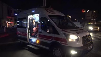 Alkollü sürücünün kullandığı cip sinyalizasyon direğine çarpıp böyle yan yattı