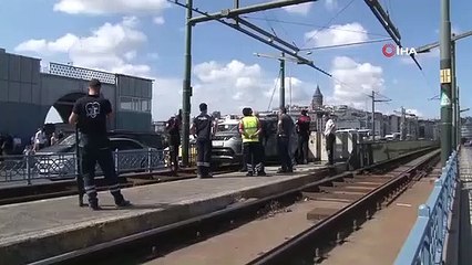 La jeep qui est entrée dans le tramway sur le pont de Galata était accrochée aux rails