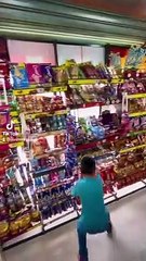 "Noble gesto": Tienda recompensa a escolares que tengan buenas notas