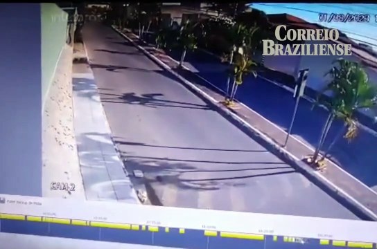 Homem ataca jovem e tenta tirar roupa dela no meio da rua