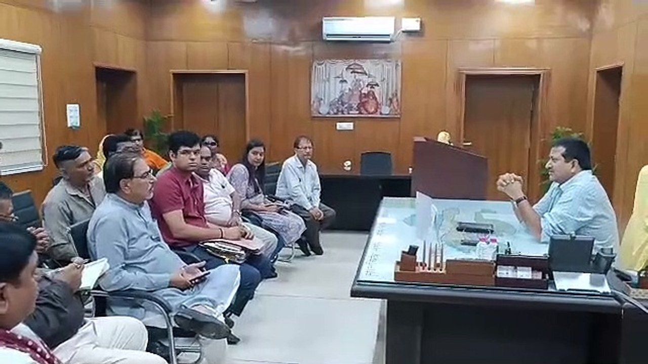 हैरिटेज नगर निगम : गुलाब का फूल देकर डस्टबिन रखने के लिए समझाइश