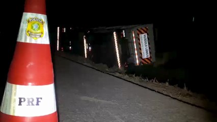 Bitrem carregado com milho tomba na lateral da BR-467