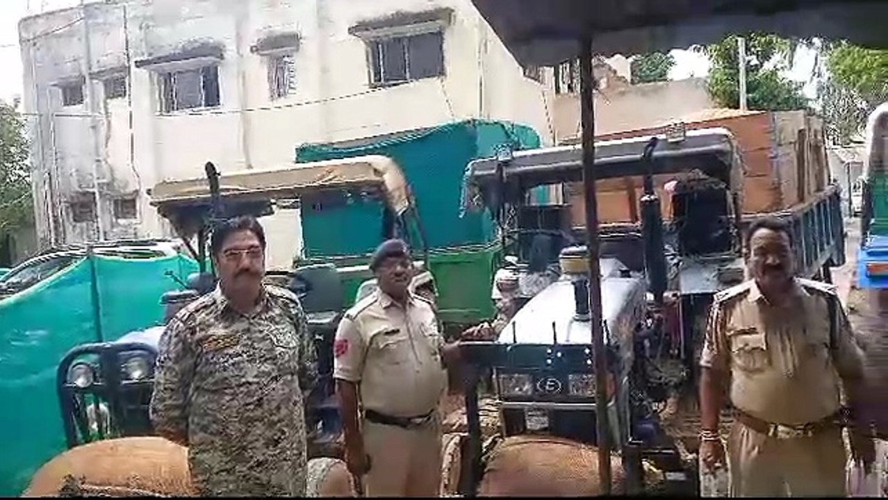 अवैध रूप से रेत से भरे हुए ट्रैक्टर ट्रॉली गोलाघाट पुलिस ने किया जप्त