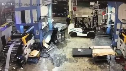 Fabrikada forklift kazası kamerada: Forkliftin geri manevrasıyla sıkışan işçi hayatını kaybetti