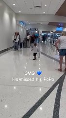 "¡Ya voy papá!": Niño vive emotivo reencuentro con su abuelo en el aeropuerto