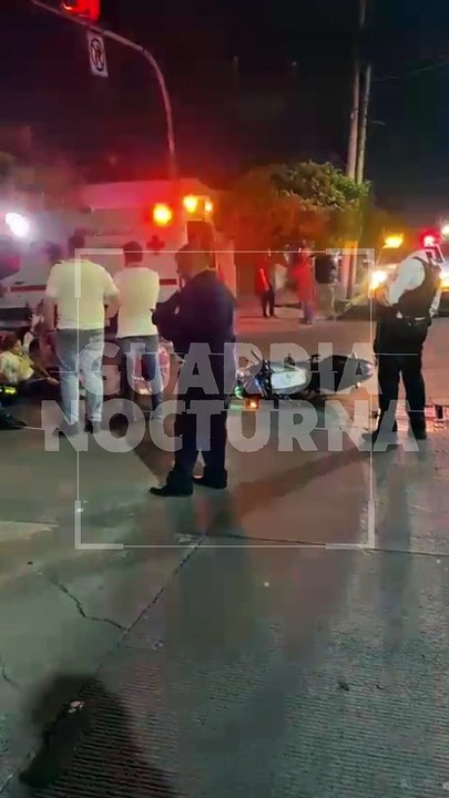 #Preliminar Un hombre y una mujer que circulaban a bordo de una motocicleta, resultaron lesionados tras ser impactados por una camioneta que no respetó la luz roja del semáforo, en calles de la colonia Talpita de Guadalajara #GuardiaNocturna