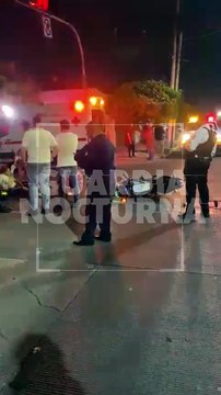 #Preliminar Un hombre y una mujer que circulaban a bordo de una motocicleta, resultaron lesionados tras ser impactados por una camioneta que no respetó la luz roja del semáforo, en calles de la colonia Talpita de Guadalajara #GuardiaNocturna
