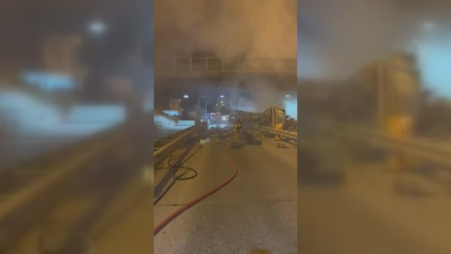 Hatay'da TIR gişe bariyerine çarpıp alev aldı