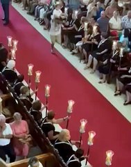 Interrompe missa a correr para colocar criança no altar junto a Virgem