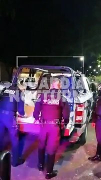 #Preliminar Dos motoladrones fueron detenidos por policías de Guadalajara, portaban un arma de fuego y viajaban en una motocicleta con reporte de robo #GuardiaNocturna