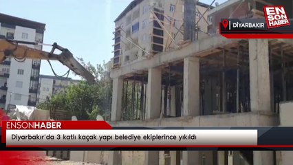 Diyarbakır’da 3 katlı kaçak yapı belediye ekiplerince yıkıldı