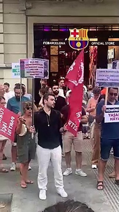Varios manifestantes reclaman al Barça "cancelar el contrato con Limak" / VÍCTOR MALO