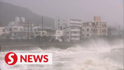 Download Video: Typhoon hits Okinawa with huge waves, high winds