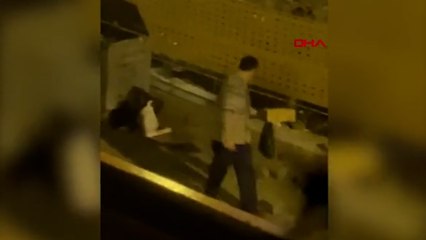 Yavru kedileri ayağıyla ezip öldürdü