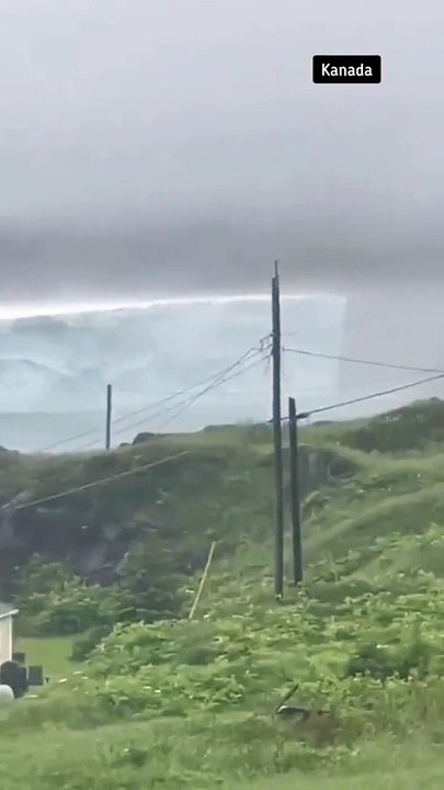 Sabah uyandıklarında şoka uğradılar! Buz dağı evlerinin önüne kadar geldi