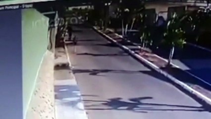 Homem ataca mulher e tenta tirar roupa dela no meio da rua