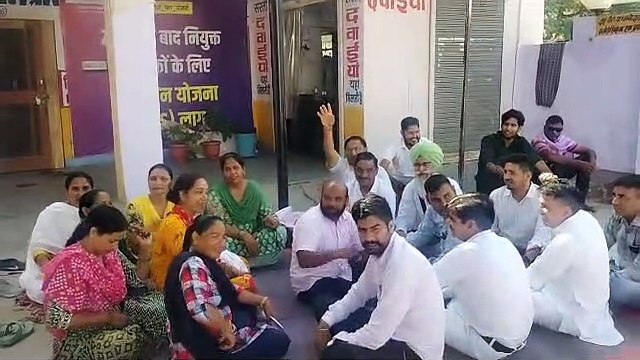 मांगों को लेकर गांधीवादी तरीके से प्रदर्शन किया, अब फूटा गुस्सा
