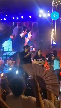 ناصيف زيتون يغازل شابة على المسرح وردّة فعلها أثارت الإعجاب بها