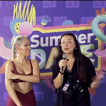 La chanteuse italienne de pop rap Baby K, annule sa tournée d'été après avoir été conduite à l'hôpital, bousculée par une fan qui exigeait un selfie : C'est de la folie ! Le plus important pour les gens c'est de faire une photo !