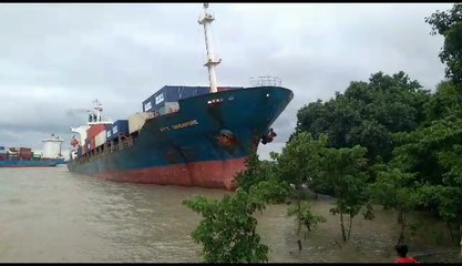 দুয়ারে জাহাজ! সেলফি তুলতে ব্যস্ত গ্রামের মানুষ | Oneindia Bengali