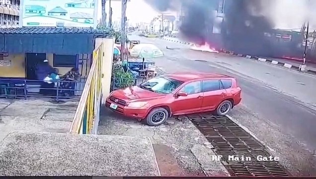 Avion d'entraînement dans une rue animée du Nigeria. Deux personnes dans l'avion, qui s'est transformé en boule de feu, ont survécu.