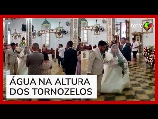 Filipinos se casam mesmo com igreja inundada após passagem de tufão