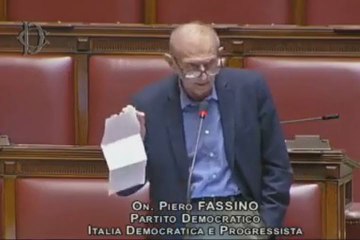 Fassino e la busta paga: "Non è uno stipendio d'oro" - Video