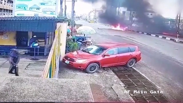 Avion d'entraînement dans une rue animée du Nigeria. Deux personnes dans l'avion, qui s'est transformé en boule de feu, ont survécu.