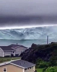 Binlerce yıllık dev buzdağı kıyıya yaklaştı