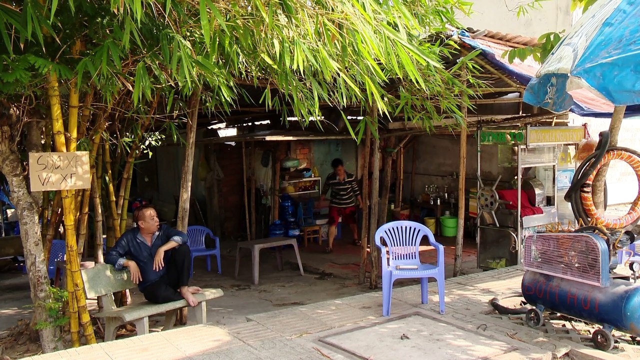 Hài kịch: Múa rìu qua mắt thợ