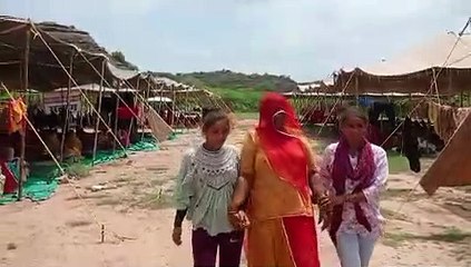 बेटियां बनी 'श्रवण कुमार', बूढ़ी मां को करा रही तीर्थ यात्रा