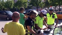 Bakırköy'de kemer takmayan minibüsçüye ceza kesildi
