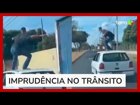 Motorista larga direção e 'surfa' em teto de carro em movimento em Minas Gerais