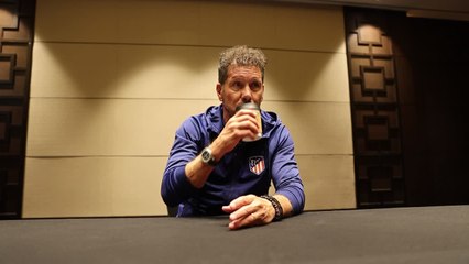 No lo adivinarían ni en cien intentos: la serie de Netflix que está viendo Simeone en la gira