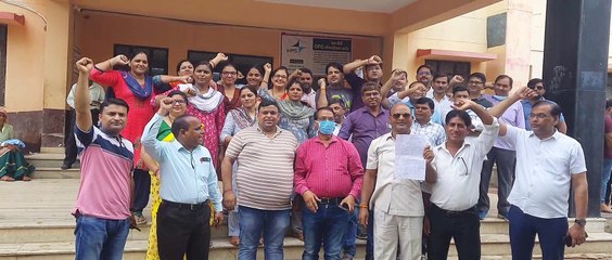नर्सिंगकर्मियों ने दो घंटे किया कार्य बहिष्कार,रोगियों को करना पड़ा उपचार का इंतजार