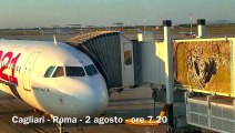 aereo per Cagliari-Roma ha un buco rattoppato con lo scotch, il VIDEO