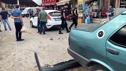 Quand il a vu sa femme avec quelqu'un d'autre, il a attaqué le conducteur, provoquant l'accident de 3 véhicules