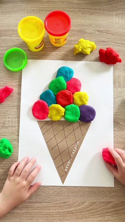 Glace en pate a modeler !   On prepare le cone et les boules sur une feuille blanche et l’enfant n’a plus qu’a mettre de la pate à modeler en guise dans les boules aux couleurs correspondantes !