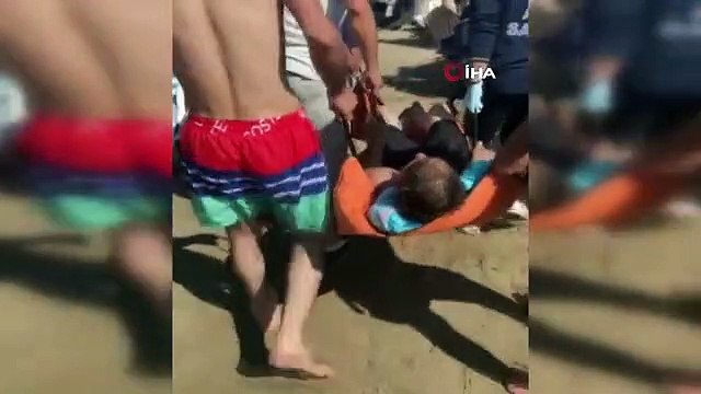 Denizde boğulma tehlikesi geçiren genci cankurtaran kurtardı