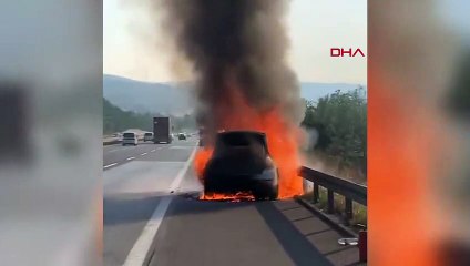 Bolu'da Anadolu Otoyolunda Otomobil Yanarak Kullanılamaz Hale Geldi