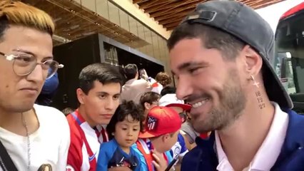 Rodri De Paul firmando una camiseta de Tini
