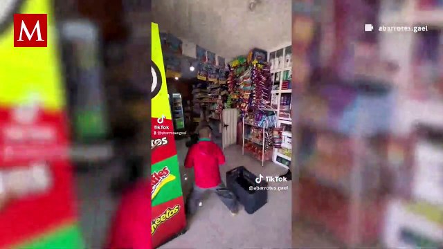 Tienda de abarrotes regaló productos a menores que pasaron de año con 10 de calificación