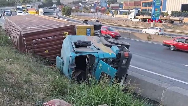 Devrilen tırın altında kalan adam, feci şekilde can verdi! Görüntüleri izlemeye yürek dayanmaz